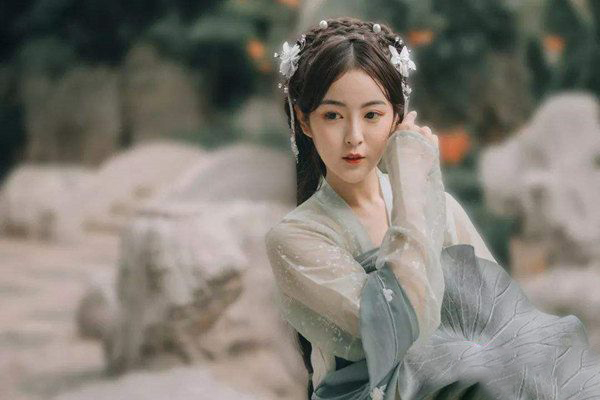长相妖艳的女人八字特点