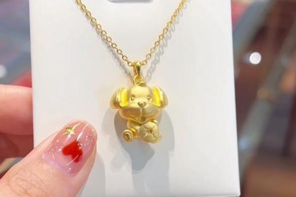 属狗者佩戴金饰还是玉饰更佳