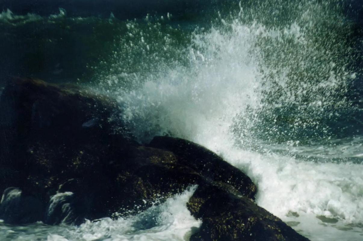 做梦梦见大海海浪大的吓人_惊涛骇浪潜意识觉醒_梦见大海海浪大预兆