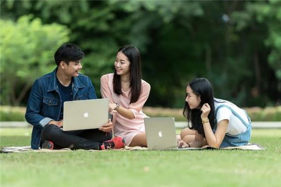 梦见同学_梦见同学上课或欢聚一堂预示_梦见同学象征意义