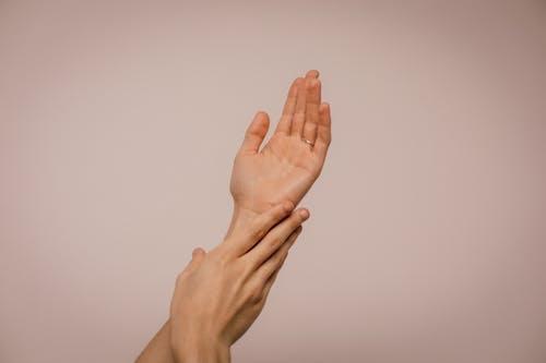 女人梦见多长出手指_梦见多一根手指预示什么_女人梦到手指数量增多