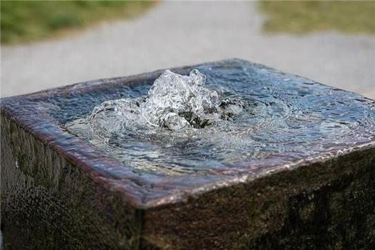 梦见清水水池预示_女人梦见水池_女人梦见水池
