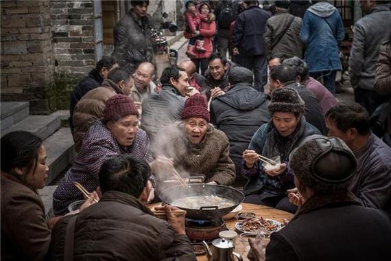 梦见吃席的寓意_梦见好多人在一起吃席_梦见很多人吃席