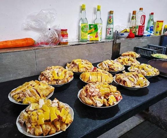 梦见好多人在一起吃席_梦见很多人吃席_梦见吃席的寓意