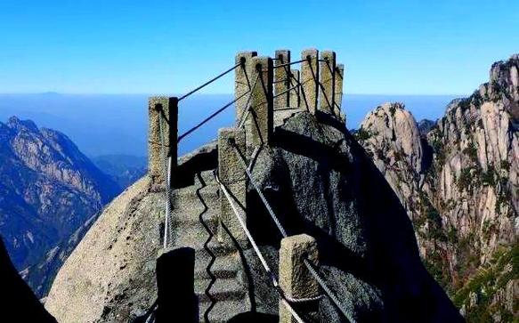 梦见石头从高山滚落 梦境预兆与吉凶解析