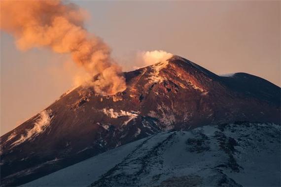 女人梦见火山爆发是什么意思_女人梦见火山爆发_女人梦见火山爆发预示什么