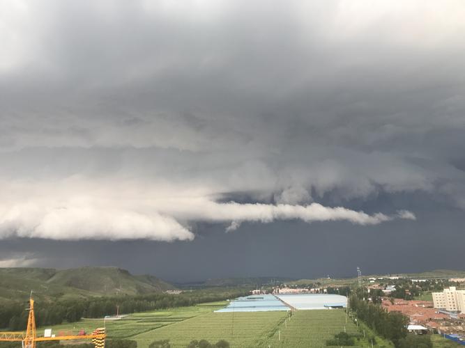 黑云压顶在梦中的象征意义_梦见黑云压顶后变晴天_梦到黑云压顶后变晴天 解梦