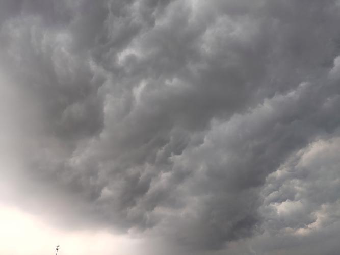 做梦下大雨是什么意思_梦见大雨象征意义_梦见大雨与压力的关系