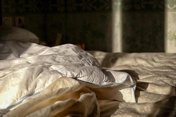 梦见棉被_梦见自己盖棉被的解梦_梦见棉被预示着什么