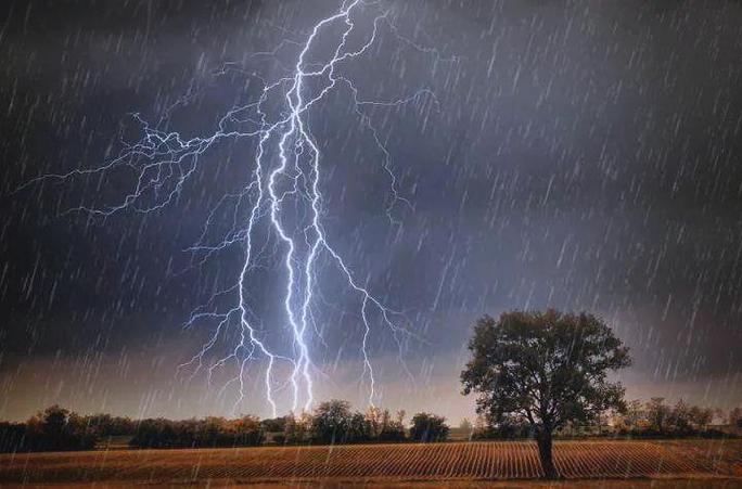 女人梦到雷电交加大雨倾盆预兆_雷电交加梦境解析女人_女人梦见雷电交加大雨