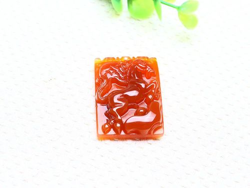 90年属马女适合戴红玛瑙项链吗_90年属马女戴红玛瑙项链好吗_90年属马女红玛瑙项链功效作用
